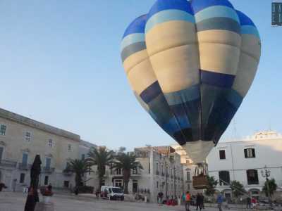 ...mostrandosi in tutta la sua altezza di 18 metri
